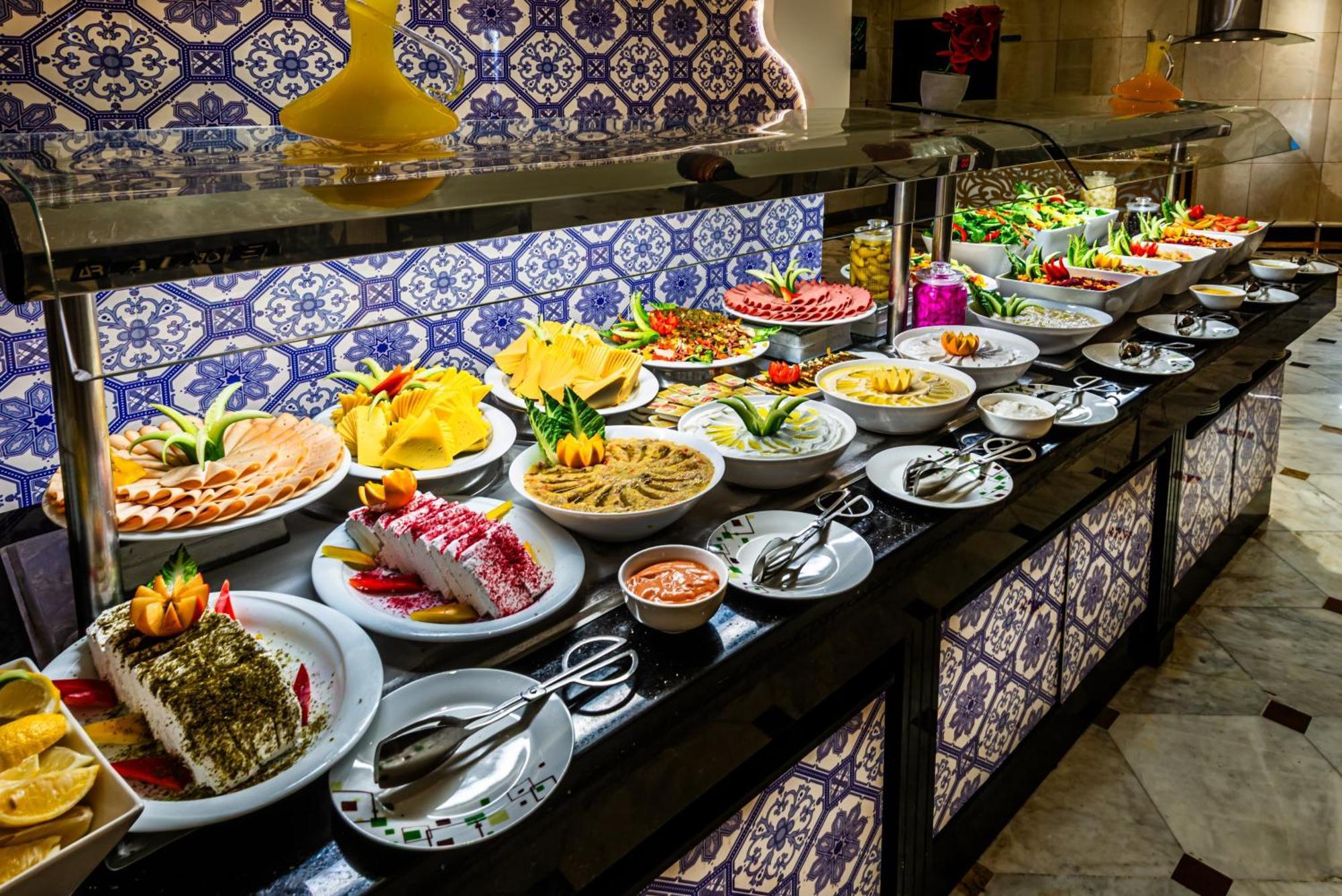 Golden Tulip Al Shakreen Hotel 3*